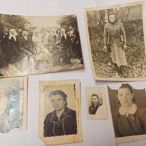 K&ouml;nnte beinhalten: Eine Sammlung von alten Schwarzwei&szlig;fotos mit Portr&auml;ts von Menschen. Die Fotos sind in verschiedenen Gr&ouml;&szlig;en und auf Karton montiert.