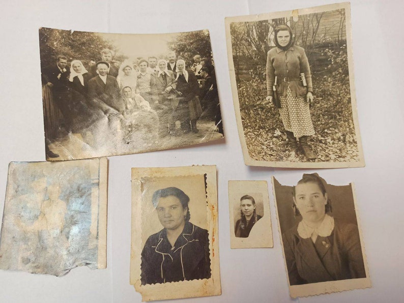 K&ouml;nnte beinhalten: Eine Sammlung von alten Schwarzwei&szlig;fotos mit Portr&auml;ts von Menschen. Die Fotos sind in verschiedenen Gr&ouml;&szlig;en und auf Karton montiert.