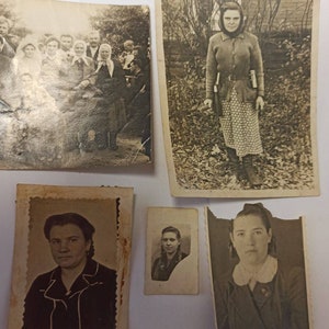 K&ouml;nnte beinhalten: Vier Schwarzwei&szlig;fotos von Menschen. Das erste Foto zeigt eine Gruppe von Menschen, die zusammen stehen. Das zweite Foto zeigt eine Frau, die auf einem Feld steht. Das dritte Foto zeigt eine Frau mit kurzen Haaren. Das vierte Foto zeigt eine Frau mit langen Haaren.