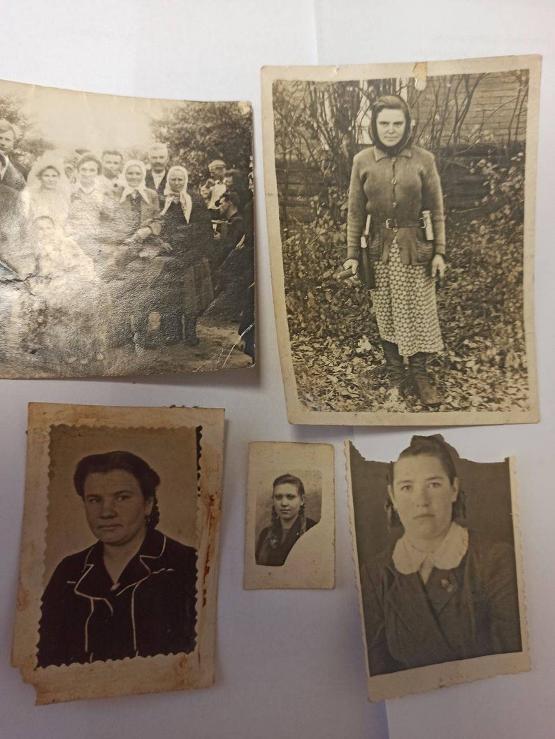 K&ouml;nnte beinhalten: Vier Schwarzwei&szlig;fotos von Menschen. Das erste Foto zeigt eine Gruppe von Menschen, die zusammen stehen. Das zweite Foto zeigt eine Frau, die auf einem Feld steht. Das dritte Foto zeigt eine Frau mit kurzen Haaren. Das vierte Foto zeigt eine Frau mit langen Haaren.
