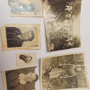 K&ouml;nnte beinhalten: Eine Sammlung von alten Schwarzwei&szlig;fotos, einige mit verblassten R&auml;ndern, mit Portr&auml;ts von Personen und einem Gruppenfoto.
