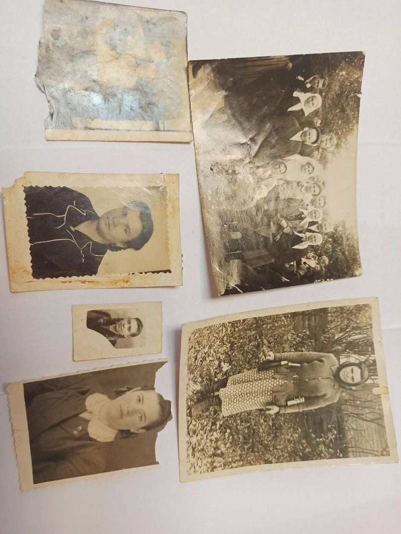 K&ouml;nnte beinhalten: Eine Sammlung von alten Schwarzwei&szlig;fotos, einige mit verblassten R&auml;ndern, mit Portr&auml;ts von Personen und einem Gruppenfoto.