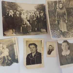K&ouml;nnte beinhalten: Eine Sammlung von Schwarzwei&szlig;-Vintage-Fotos von Menschen. Die Fotos sind in verschiedenen Gr&ouml;&szlig;en und in zuf&auml;lliger Reihenfolge angeordnet. Einige Fotos sind verblasst und haben einen abgenutzten Look.