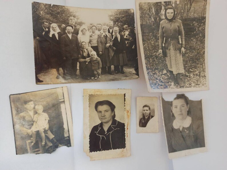 K&ouml;nnte beinhalten: Eine Sammlung von Schwarzwei&szlig;-Vintage-Fotos von Menschen. Die Fotos sind in verschiedenen Gr&ouml;&szlig;en und in zuf&auml;lliger Reihenfolge angeordnet. Einige Fotos sind verblasst und haben einen abgenutzten Look.
