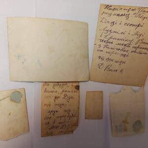 K&ouml;nnte beinhalten: Eine Sammlung von Vintage-Fotos mit handschriftlichen Notizen in einer Fremdsprache. Die Notizen beinhalten die W&ouml;rter "Dyei", "Baner", "Lirgi" und "Baur".
