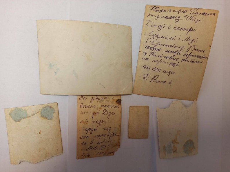 K&ouml;nnte beinhalten: Eine Sammlung von Vintage-Fotos mit handschriftlichen Notizen in einer Fremdsprache. Die Notizen beinhalten die W&ouml;rter "Dyei", "Baner", "Lirgi" und "Baur".
