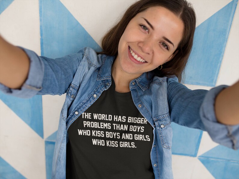 THIS IS WHAT AN AWESOME LESBIAN LOOKS LIKE HOODIE ALL SIZES COLOUR CHOICE