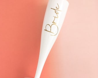 Flute da champagne in plastica bianca da sposa personalizzati. Bicchieri per la mattina delle nozze o per l'addio al nubilato virtuale. Regali per la proposta di matrimonio di damigelle d'onore