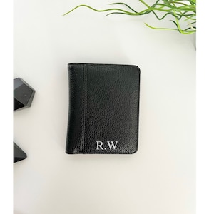Cartera inicial personalizada de cuero negro. Carteras monogramadas para regalos de cumpleaños, aniversario y Navidad para hombres. Regalos para el marido