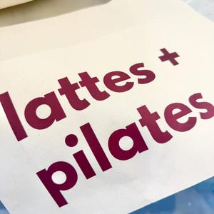 Bolsa de Pilates y Lattes, Bolsa para Pilates Reformer, Accesorios de Pilates, Regalo para Instructora de Pilates, Bolsa de Entrenamiento, Regalo de Cumpleaños para Hermana o Amiga, Café imagen 8