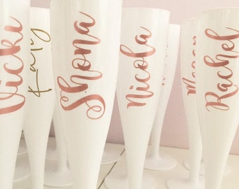 Flauta de champán de plástico blanco, regalo personalizado de dama de honor, propuesta de damas de honor, despedida de soltera, flautas de recepción de bodas al aire libre