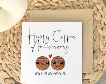 Könnte beinhalten: Eine weiße Karte mit dem Text "Happy Copper Anniversary" und zwei Kupfermünzen mit gezeichneten Gesichtern. Der Text unter den Münzen lautet "You & me are meant 2p".
