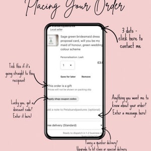 Puede incluir: Una pantalla de tel&eacute;fono inteligente muestra un formulario de pedido para una tarjeta de propuesta de dama de honor verde salvia. El texto incluye "Placing Your Order", "Personalisation: Leah" y opciones de regalo, cupones y mejoras de env&iacute;o.