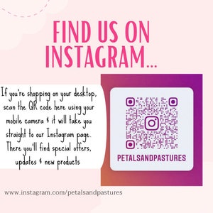 Puede incluir: Gr&aacute;fico rosa y morado con el texto "FIND US ON INSTAGRAM..." y un c&oacute;digo QR. El texto debajo del c&oacute;digo QR dice "PETALSANDPASTURES". El texto anima a escanear el c&oacute;digo para ofertas especiales y actualizaciones.