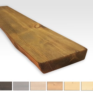 Può includere: Un ripiano in legno rustico con una finitura in legno naturale. Il ripiano ha un bordo vivo ed è realizzato in legno riciclato. Il ripiano è perfetto per aggiungere un tocco di fascino rustico a qualsiasi stanza.