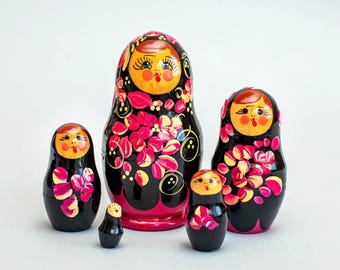 Dies ist ein Satz von 5 Puppen unterschiedlicher Größe Diese Nesting Dolls ist handbemalt Du bist ein tolles Ethnik-Dekor in Ihrem Haus oder Büro