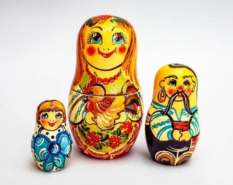 Dies ist ein Satz von 3 Puppen verschiedener Größe Diese Puppen ist handbemalt. Sie sind ideal als Ethno-Dekor für Ihr Haus oder Büro