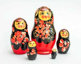 Dies ist ein Satz von 5 Puppen unterschiedlicher Größe Diese Nesting Dolls ist handbemalt Du bist ein tolles Ethnik-Dekor in Ihrem Haus oder Büro
