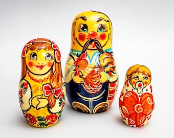 Dies ist ein Satz von 3 Puppen verschiedener Größe Diese Puppen ist handbemalt. Sie sind ideal als Ethno-Dekor für Ihr Haus oder Büro