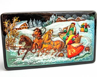 Exclusiva caja de regalo de joyería de madera pintada a mano. Regalo ideal para cualquier ocasión. Tamaño: Largo - (4,7 pulgadas) Ancho - (2,7 pulgadas) Alto - (1,5 pulgadas)