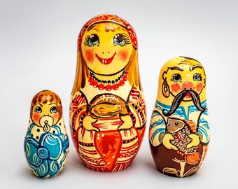 Dies ist ein Satz von 3 Puppen verschiedener Größe Diese Puppen ist handbemalt. Sie sind ideal als Ethno-Dekor für Ihr Haus oder Büro