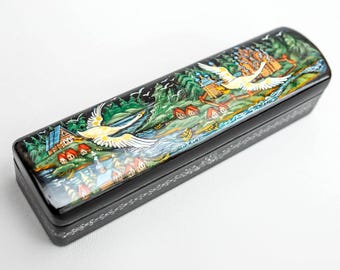 Exclusiva caja de regalo de joyería de madera pintada a mano. Regalo ideal para cualquier ocasión. Tamaño: Largo - (5,5 pulgadas) Ancho - (1,1 pulgadas) Alto - (1,1 pulgadas)