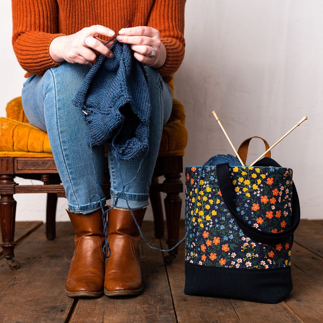 Convertible large and roomy bag, two handles Nice large orange convertible  bag; hose two handles for a handbag and also a det…