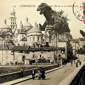 Carte postale de Godzilla qui s'attaque à la cathedrale Saint-Front