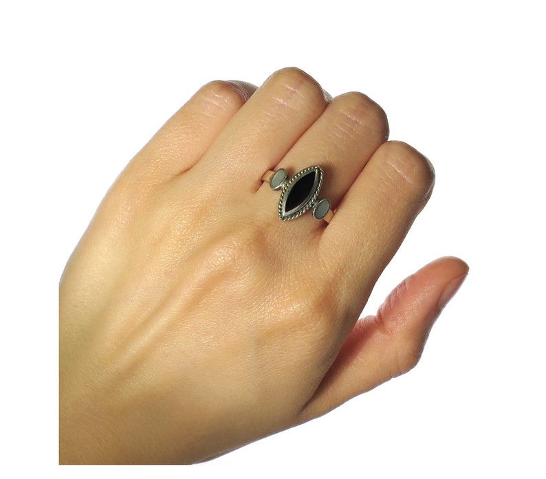 Bavaria-ringsize 9 unique vintage-sterling silver-ring-onyx /& moonstone gemstones-approx 1970-manufactured in Germany