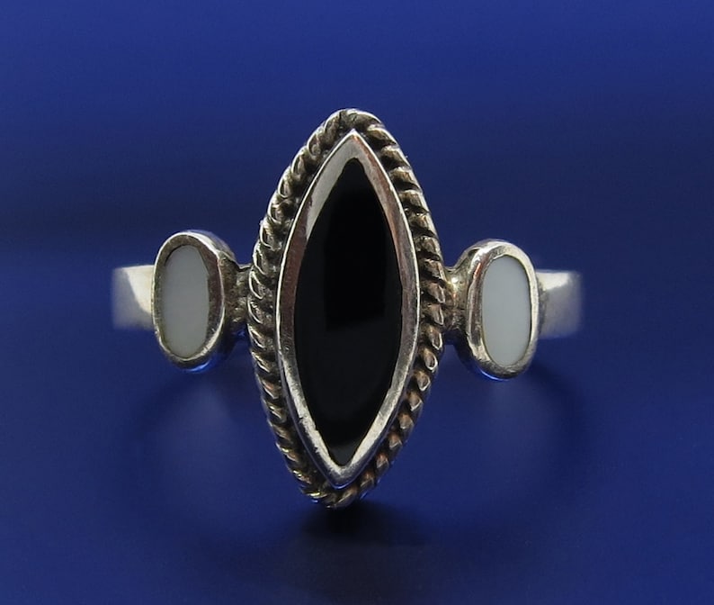 Bavaria-ringsize 9 unique vintage-sterling silver-ring-onyx /& moonstone gemstones-approx 1970-manufactured in Germany