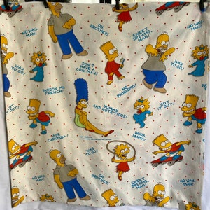 Puede incluir: Una tela blanca con un patrón de lunares amarillos que presenta varios personajes de dibujos animados del programa de televisión Los Simpson. Los personajes incluyen a Bart, Lisa, Homero, Marge y Maggie. La tela tiene varias frases impresas, incluyendo "No Way, Man!" y "Sweet Dreams, Man!"