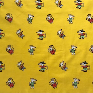 Op de afbeelding: Geel textiel met een herhaald patroon van cartoonmuizen. De muizen dragen verschillende outfits, waaronder kronen, piratenhoeden en spelen instrumenten. De muizen dragen rode, groene en blauwe outfits.