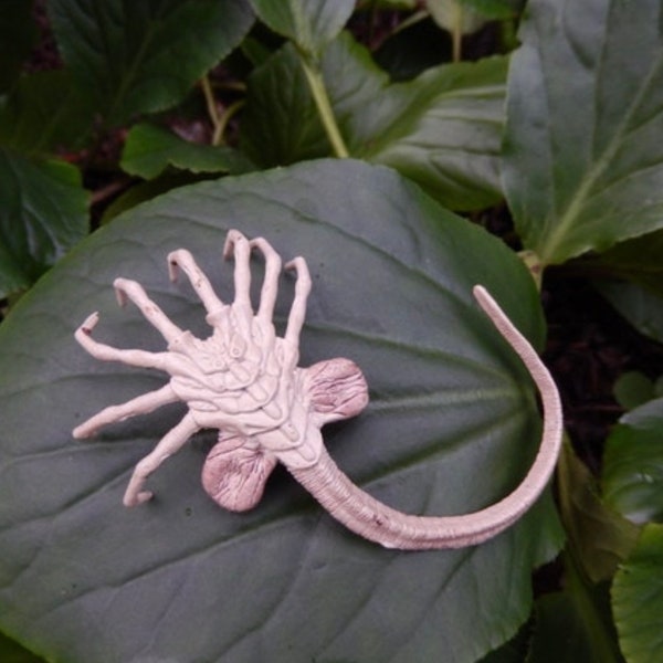 Facehugger Ladies Hairclip or Brooch Alien Aliens