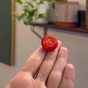 Tomato Slice Magnet – Handmade Air Dry Clay Food Magnet, Realistic Vegetable Fridge Decor, Miniature Kawaii Polymer Clay Tomato Art