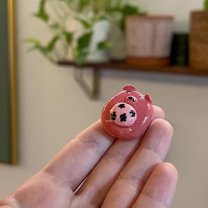 Handmade Pink Pig Magnet – Cute Farm Animal Fridge Decor, Kawaii Clay Pig with Black Flowers, Cottagecore Kitchen Gift, Small Piggy Magnet