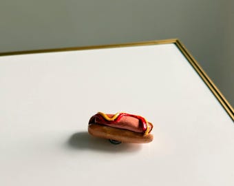 Imán de arcilla con forma de perrito caliente hecho a mano: decoración gastronómica para el refrigerador