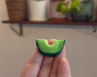 Imán de rebanada de aguacate hecho a mano: decoración de arcilla pintada para el refrigerador