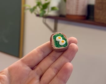 Imán de tostada de aguacate con huevo hecho a mano: decoración de comida en miniatura