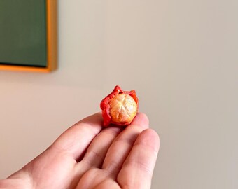 Ímã de Clementina Artesanal em Argila – Miniatura de Laranja Descascada para Decoração de Geladeira
