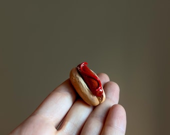 Imán de arcilla con forma de perrito caliente hecho a mano: decoración gastronómica para el refrigerador