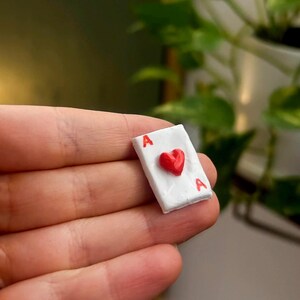 Aimant de cartes à jouer As de coeur fait main - Jolie décoration de réfrigérateur sur le thème du poker, cadeau pour amateur de casino, petit aimant en argile