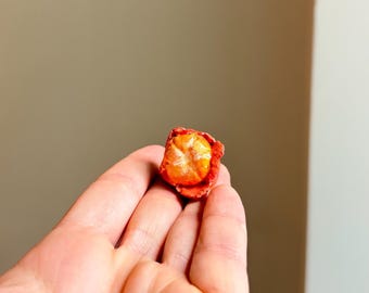Ímã de Clementina Artesanal em Argila – Miniatura de Laranja Descascada para Decoração de Geladeira