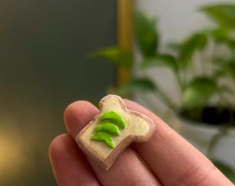 Imán de arcilla con aguacate tostado hecho a mano – Decoración para nevera gourmet