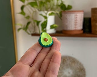 Imán de aguacate para nevera hecho a mano: una bonita decoración de arcilla para la cocina.