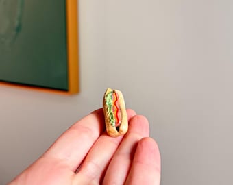 Imán de arcilla con forma de perrito caliente hecho a mano: decoración gastronómica para el refrigerador