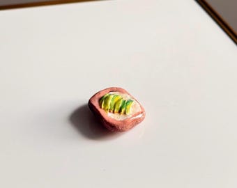 Imán de arcilla con aguacate tostado hecho a mano – Decoración para nevera gourmet