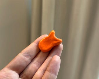 Imán de galleta de pez dorado hecho a mano: decoración de arcilla caprichosa para el refrigerador