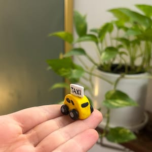 Ręcznie robiony magnes z gliny w kształcie miniaturowej taksówki - uroczy nowojorski żółty wystrój lodówki taksówkowej, wyjątkowy prezent w stylu podróżniczym, fantazyjny dodatek do kuchni