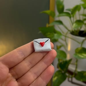 Imán de sobre hecho a mano: letra de arcilla con sello de corazón rojo, linda decoración para el refrigerador