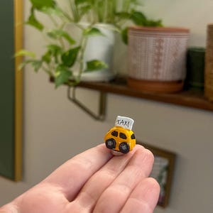 Miniaturowy magnes taksówkowy - uroczy nowojorski żółty wystrój lodówki taksówkowej, wyjątkowy prezent o tematyce podróżniczej, ręcznie robiony gliniany fantazyjny dodatek kuchenny